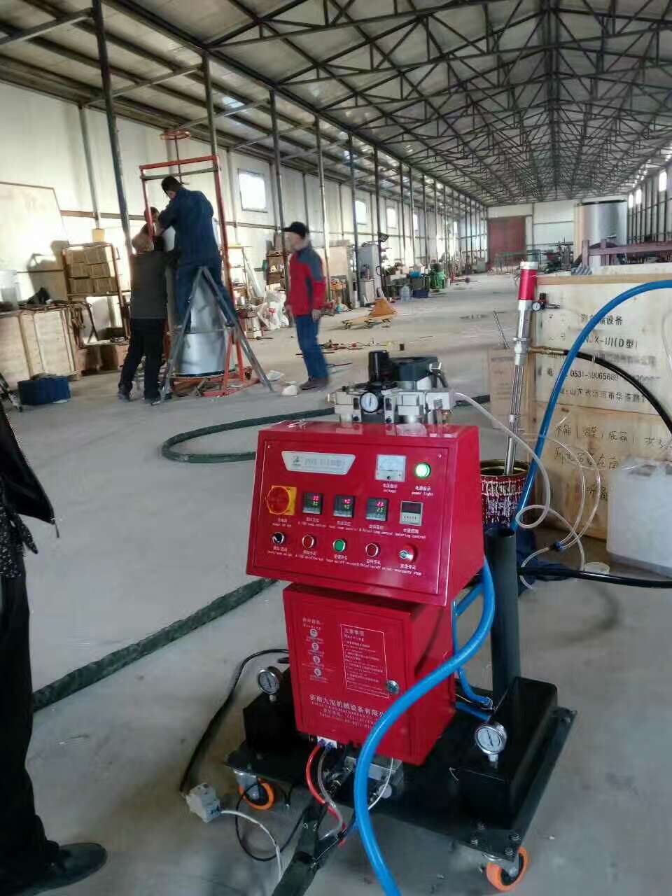 江蘇聚氨酯噴涂機(jī) 水箱罐體夾層保溫澆注(圖2) E型水箱澆注江蘇聚氨酯噴涂機(jī)